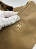 Chanel 25 Medium Hobo bag | Beige