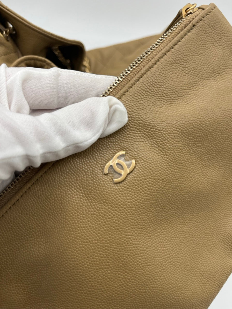 Chanel 25 Medium Hobo bag | Beige